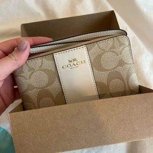 Coach pouch NWOT comes in coach box